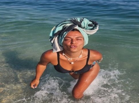 Χριστίνα Βραχάλη: Η πόζα με μαγιό μετά την αποκάλυψη της εγκυμοσύνης της