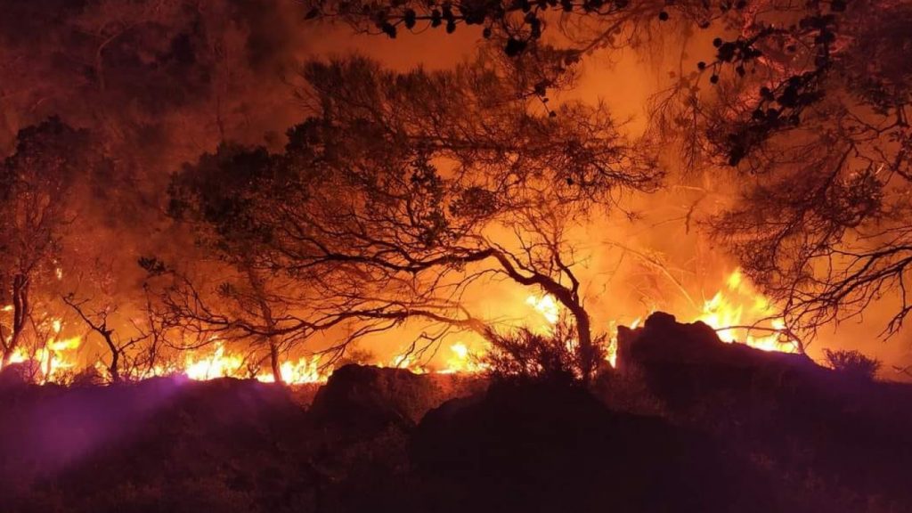 Πόσο επηρέασαν οι πυρκαγιές τον τουρισμό – Τι συμβαίνει σε Ρόδο και Κέρκυρα