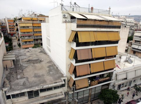 Τραγωδία στη Λάρισα: Γυναίκα έπεσε από το μπαλκόνι και σκοτώθηκε