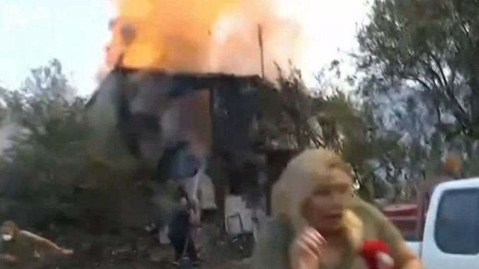 Φωτιά στην Αλεξανδρούπολη: Έκρηξη σε σπίτι σε ζωντανή μετάδοση – Κινδύνευσε τηλεοπτικό συνεργείο