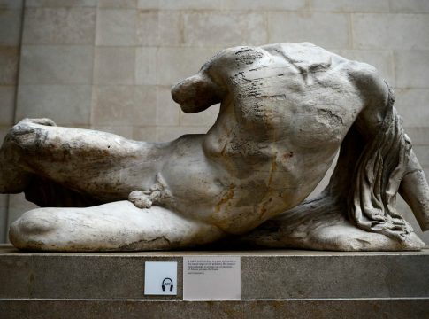 «Τα Γλυπτά του Παρθενώνα ανήκουν εδώ, όχι στο Λονδίνο», λένε τουρίστες στην Ελλάδα