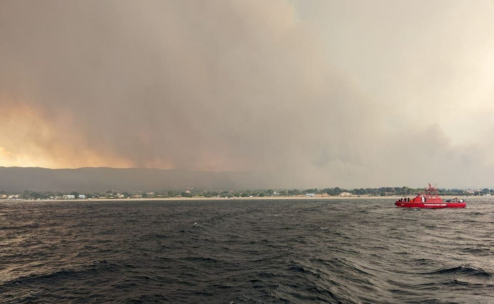 Φωτιά: Ολοκληρώθηκε με ασφάλεια ο απεγκλωβισμός 43 ατόμων από τα Δίκελλα στο λιμάνι της Αλεξανδρούπολης