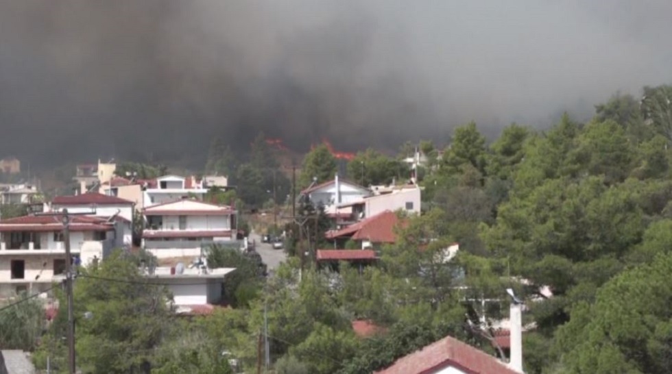 Καίγονται σπίτια στον οικισμό της Αγίας Παρασκευής στο Μενίδι – Εκκενώνεται η περιοχή