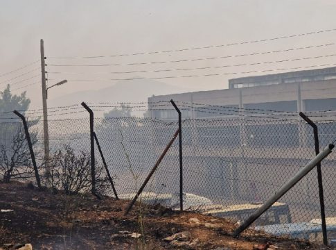 Φωτιές: Στο στρατόπεδο Καποτά οι φλόγες