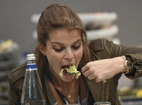 Χαμογελαστή και… ορεξάτη η Αθηνά Ωνάση για πρώτη φορά μετά το διαζύγιο!
