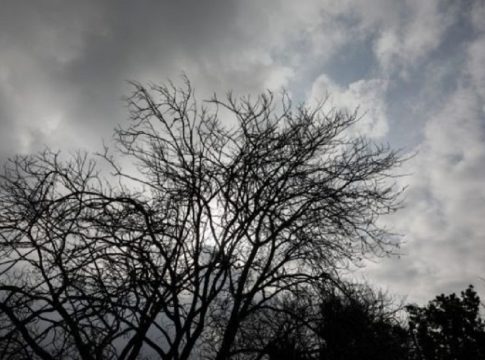 Καιρός: Μικρή πτώση της θερμοκρασίας με τοπικές βροχές την Τετάρτη
