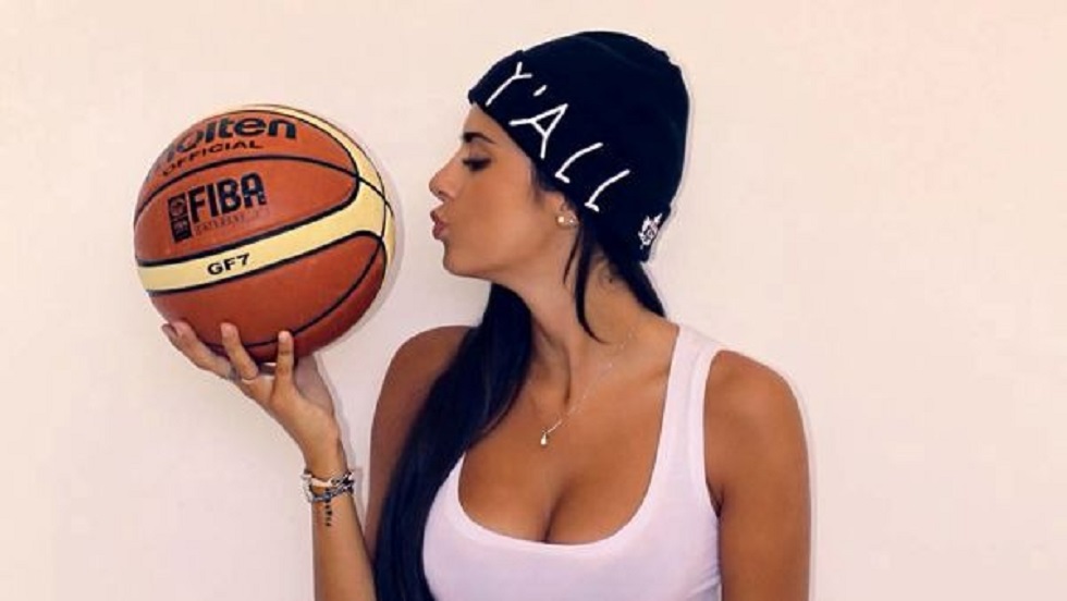 Βαλεντίνα Βινιάλι: Η αθλήτρια του μπάσκετ που τρελαίνει με γόβες και μαγιό αλά Δώρα Παντέλη