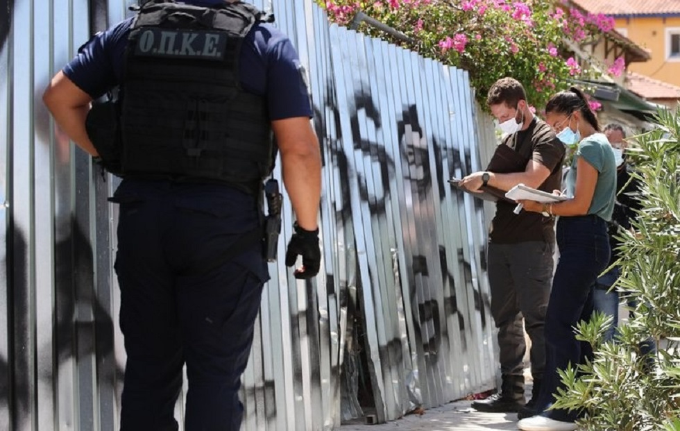 Νέα Φιλαδέλφεια: Βρέθηκαν κρυμμένα «πολεμοφόδια» έξω από το γήπεδο της ΑΕΚ – «Δείχνουν» ραντεβού των χούλιγκαν