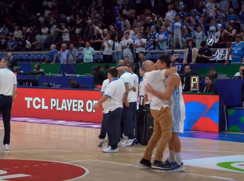 Η παρακάμερα του Ελλάδα-Νέα Ζηλανδία: Οι πανηγυρισμοί και η αγκαλιά Λιόλιου-Λαρεντζάκη