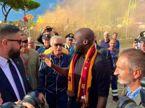 Ρόμα: Εντυπωσιακή υποδοχή στον Λουκάκου (vid)