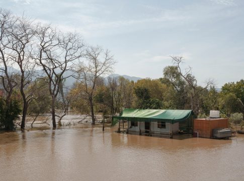 Τριπλός εφιάλτης στη Θεσσαλία: Κατεστραμμένα σπίτια, μολυσματικές ασθένειες και νεκρά ζώα