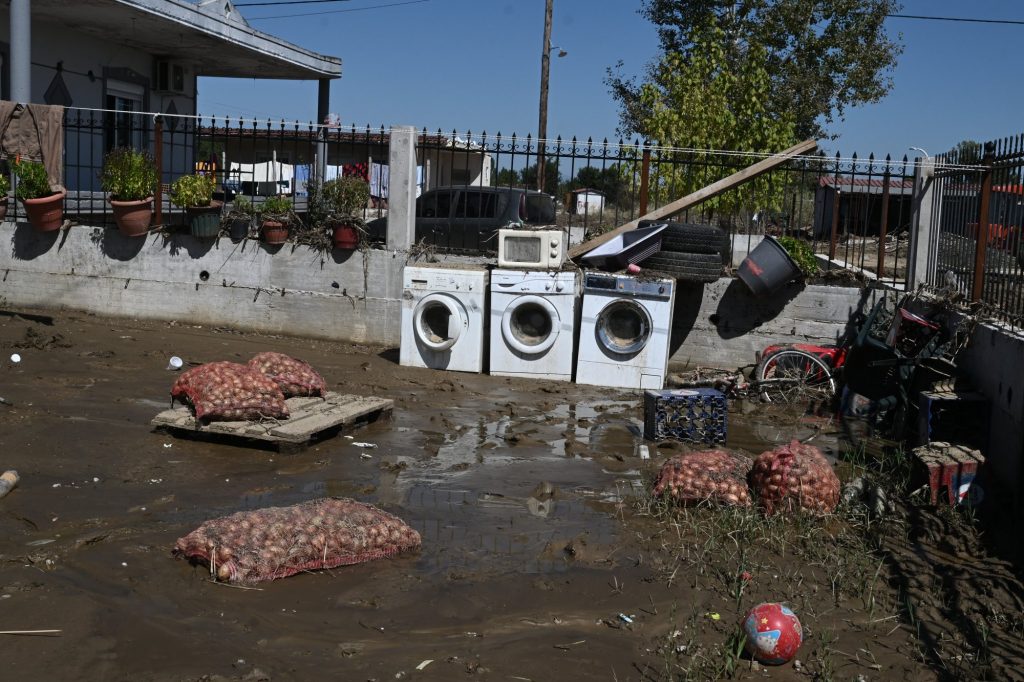 Πλημμύρες στη Θεσσαλία – Κάτοικοι του Βλοχού Καρδίτσας κοιμούνται στο νεκροταφείο