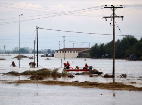 Οι διασώστες θα συνεχίσουν σπίτι – σπίτι τους απεγκλωβισμούς