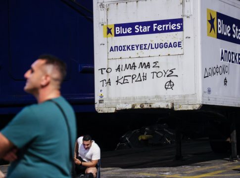 Τραγωδία στον Πειραιά: Στον ανακριτή οι συλληφθέντες – «Θα ισχυριστούν πως γλίστρησε» λέει ο δικηγόρος