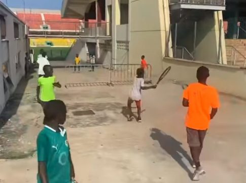 Απίστευτο βίντεο: Πώς μαθαίνουν τένις τα παιδιά στην Γκάνα χωρίς γήπεδο και φιλέ!