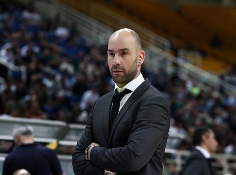 Σπανούλης: Ετοιμάζεται για τη μεγάλη του βραδιά, υπογράφοντας λευκώματα (pic)