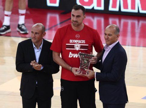 Ο Ολυμπιακός βράβευσε τον Νίκολα Μιλουτίνοφ για την πορεία του στο Mundobasket (vid)