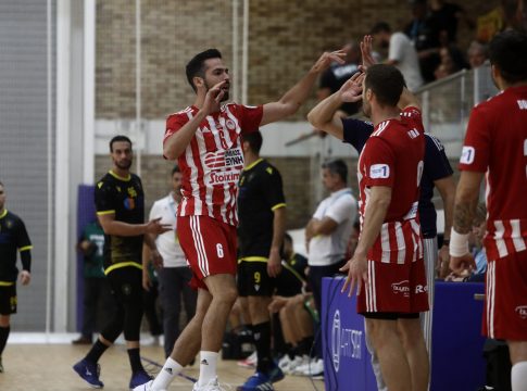 Η απονομή του τροπαίου στους Ερυθρόλευκους (vid)