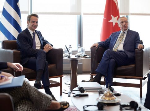 Bloomberg: «Άσσος στο μανίκι» της Ελλάδας η οικονομική κρίση της Τουρκίας