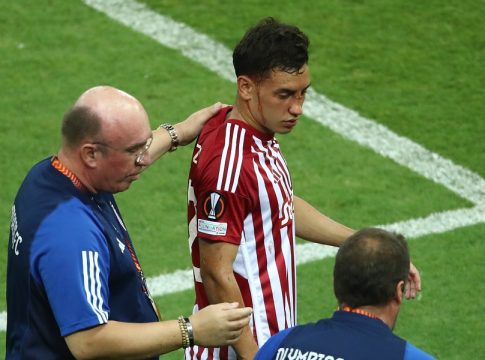 Με ειδική προστατευτική μάσκα ο Έσε – Πόσο καιρό θα μείνει εκτός…