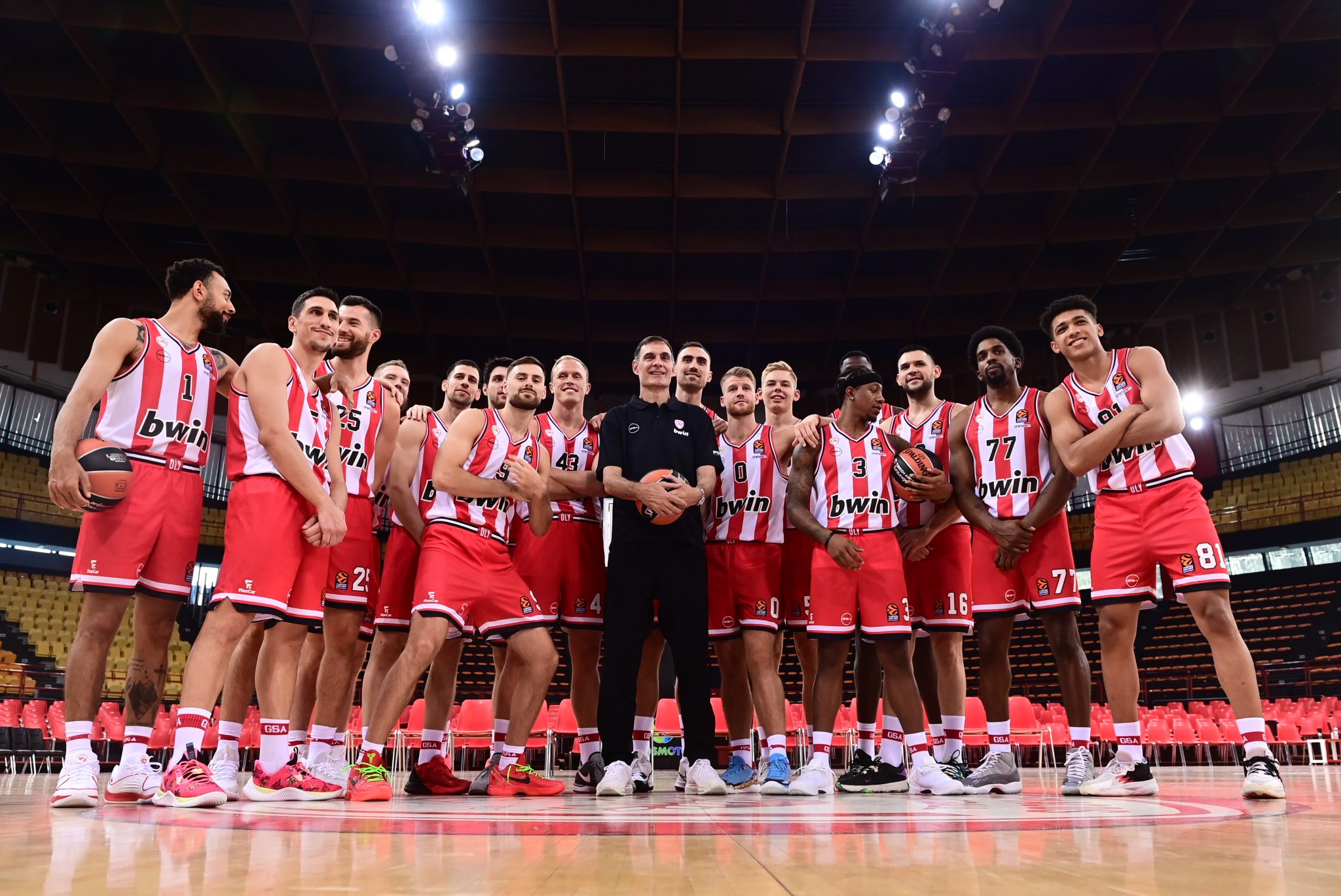 Αυτές είναι οι νέες φανέλες του Ολυμπιακού (pics+vids)