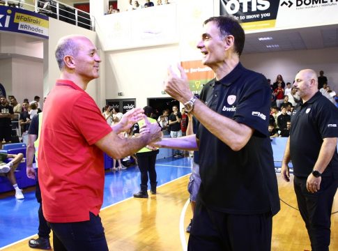 Οι αγκαλιές του Μπαρτζώκα και των παικτών με τους προέδρους του Ολυμπιακού (vid)