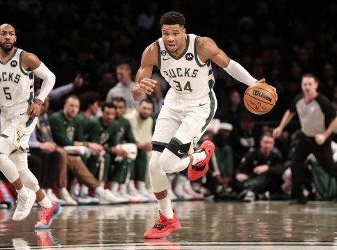 Ο Γιάννης Αντετοκούνμπο πάτησε το… κουμπί του πανικού για τους Μπακς