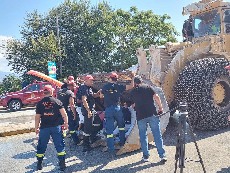 Απεγκλωβισμοί με φορτωτές και αντλήσεις υδάτων – Πέφτει η στάθμη του Πηνειού