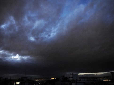 Έφτασε στην Αττική η κακοκαιρία «Elias» – Πού «άνοιξαν» οι ουρανοί