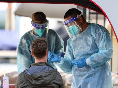 Covid-19: Αυξημένοι οι δείκτες, ανησυχία για θετικότητα και νοσηλείες