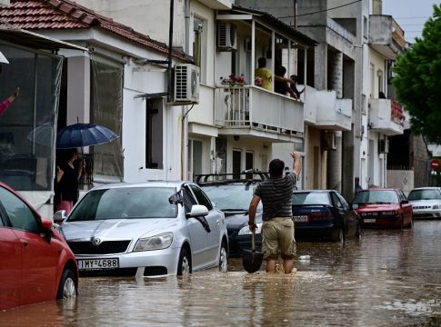 Κακοκαιρία Elias: Απαγόρευση κυκλοφορίας στον Βόλο – Ήχησε το 112