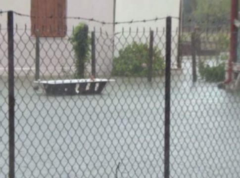 «Κινδυνεύουμε να πνιγούμε, το νερό είναι πάνω από ένα μέτρο» – Αποκλεισμένοι κάτοικοι στην Καρδίτσα