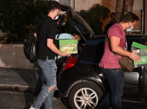 Οπλοστάσιο στο Κολωνάκι: Τυφέκια M1, χειροβομβίδες και φυσίγγια μέσα σε μπαούλο – Τι εξετάζει η ΕΛ.ΑΣ.