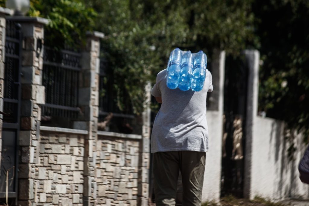 Αλητεία: Πουλούσαν 6 ευρώ την εξάδα νερού στους πλημμυροπαθείς της Λάρισας
