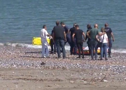 Η στιγμή που ανασύρουν στη στεριά το άψυχο σώμα του πιλότου