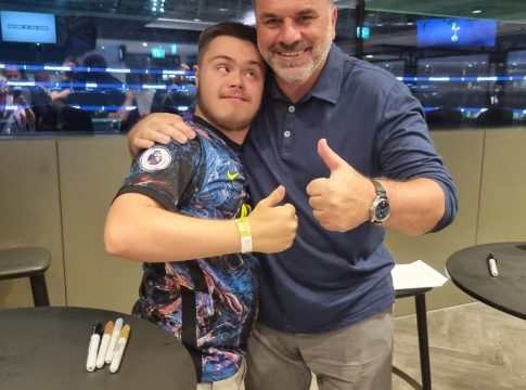 Τρομερός Ποστέκογλου: Βγήκε εκτός χρόνου για να απαντήσει σε παιδί με σύνδρομο «Down»