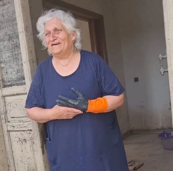 Η ιστορία της ηλικιωμένης που μεγαλώνει μόνη της την εγγονούλα της μέσα σε πλημμυρισμένο σπίτι