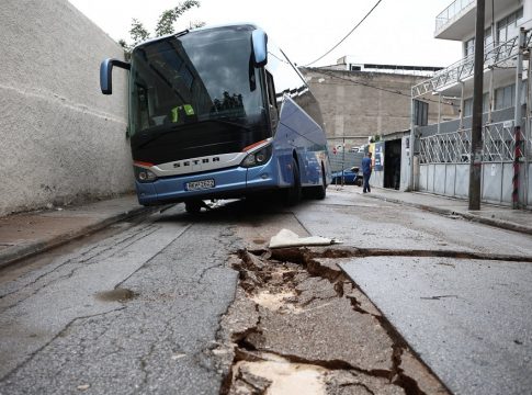 Άνοιξε στα δύο δρόμος στο Μοσχάτο λόγω Daniel – Κατολίσθηση στη Λεωφόρο Σχιστού