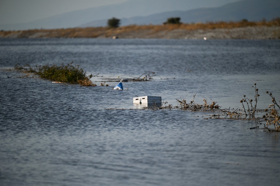 Κινδυνεύουν χωριά από την υπερχείλιση της λίμνης Κάρλα – Παραμένει κλειστή η Εθνική Οδός