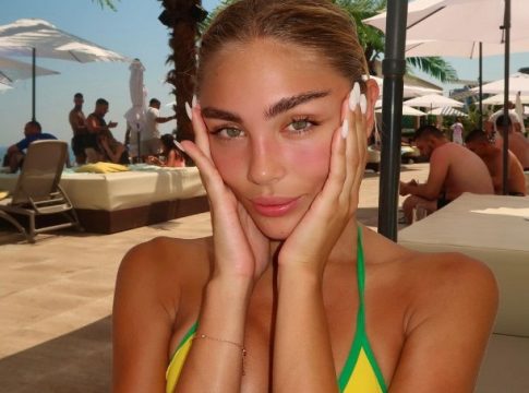 Η ξανθιά καλλονή που κάνει διακοπές στη Μύκονο και… φωνάζει ότι το καλοκαίρι είναι ακόμα εδώ
