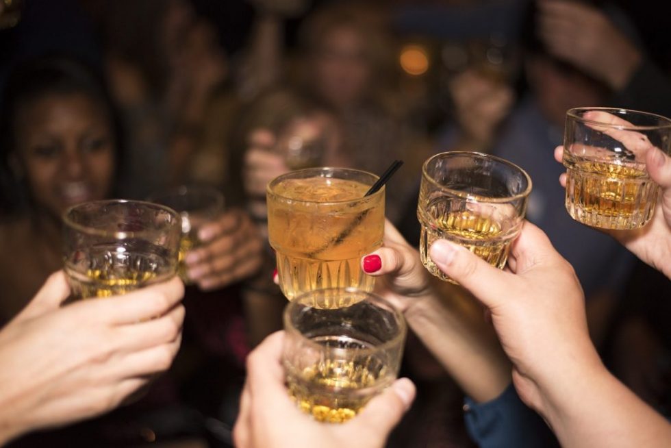 Λουκέτο σε 28 μπαρ στην Κέρκυρα – Τους σέρβιραν σφηνάκια από «υπολείμματα» ποτών