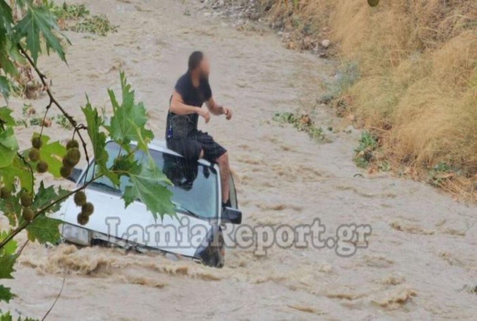 Χείμαρρος παρέσυρε αυτοκίνητο στη Λαμία – Καρέ καρέ η διάσωση του οδηγού