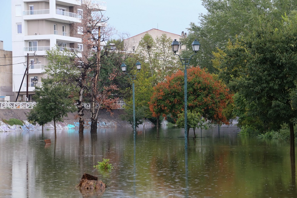 Έσπασαν φράγμα για να αποσυμφορηθεί ο Πηνειός – Συνεχίζονται οι διασώσεις