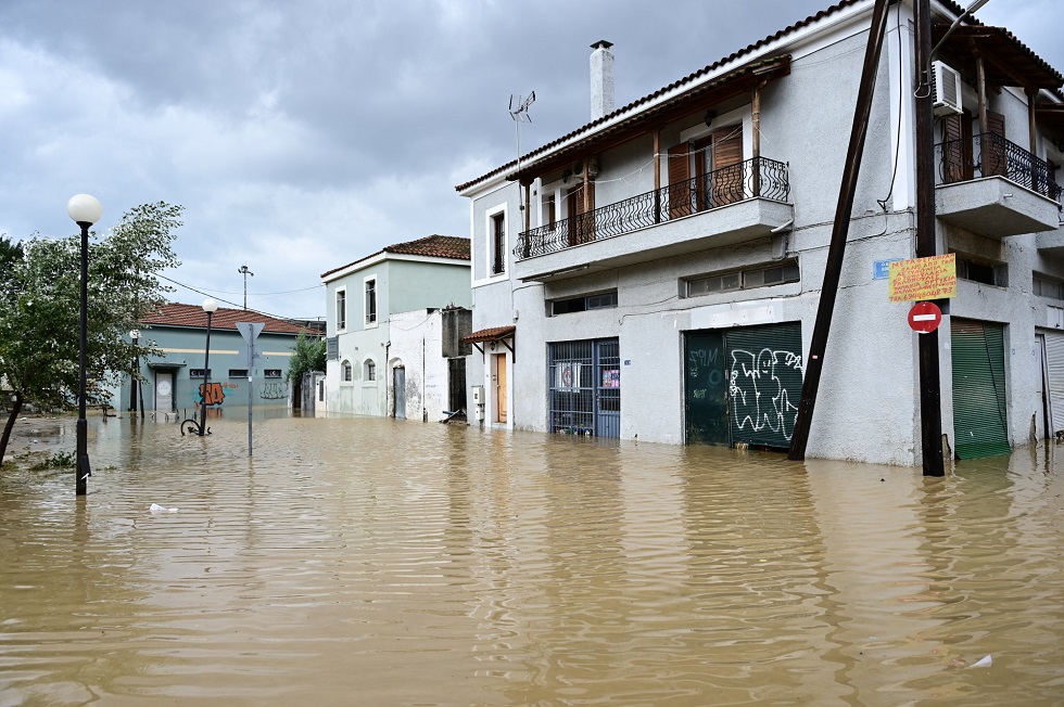 Βιβλικές καταστροφές σε Θεσσαλία και Μαγνήσια – 4 αγνοούμενοι, χωριά χωρίς νερό και ρεύμα (vids, pics)