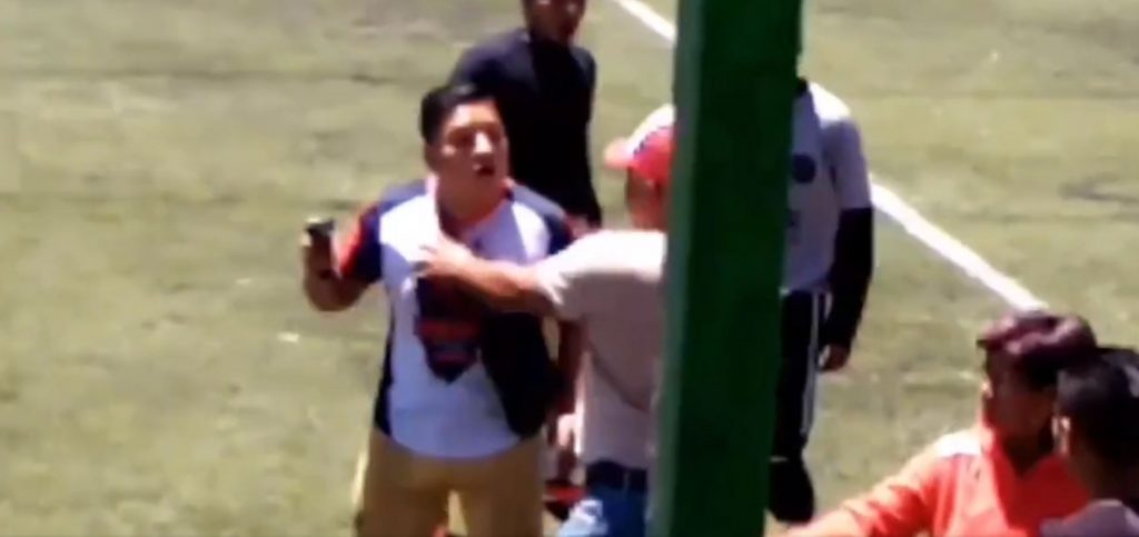 Σκηνές τρόμου στο Μεξικό: Άνδρας έβγαλε όπλο σε αγώνα ερασιτεχνικού πρωταθλήματος (vid)
