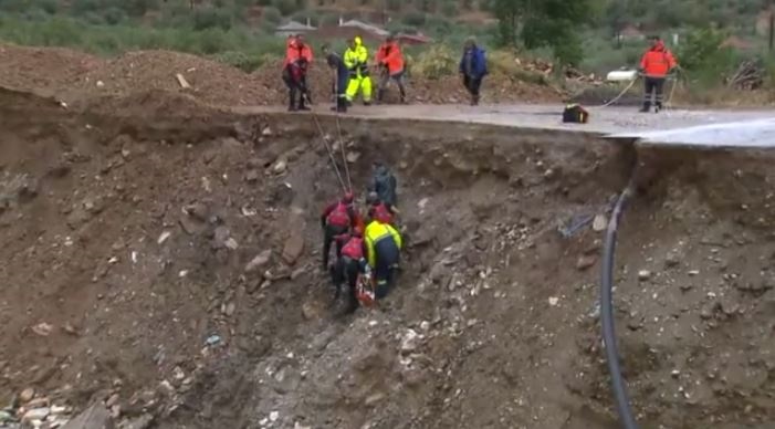 Καρέ – καρέ η επιχείρηση διάσωσης οδηγού στη Μαγνησία – Έπεσε με το ΙΧ σε δρόμο που κατέρρευσε (vid)