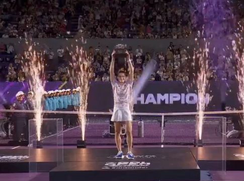 Η απονομή του τροπαίου στην Σάκκαρη (vid)