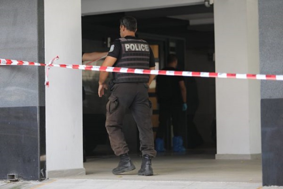 Γυναικοκτονία στη Θεσσαλονίκη: Στο διάδρομο της πολυκατοικίας σκότωσε ο αστυνομικός την πρώην σύζυγό του