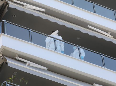 Γυναικοκτονία στη Θεσσαλονίκη: Περίμενε να φύγουν τα παιδιά και σκότωσε την πρώην σύζυγό του ο αστυνομικός