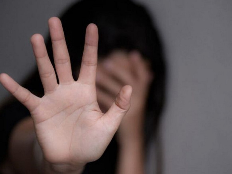 Σοκαριστικό βίντεο – Δωδεκάχρονο κορίτσι θύμα βιασμού ζητά βοήθεια και την… διώχνουν μακριά